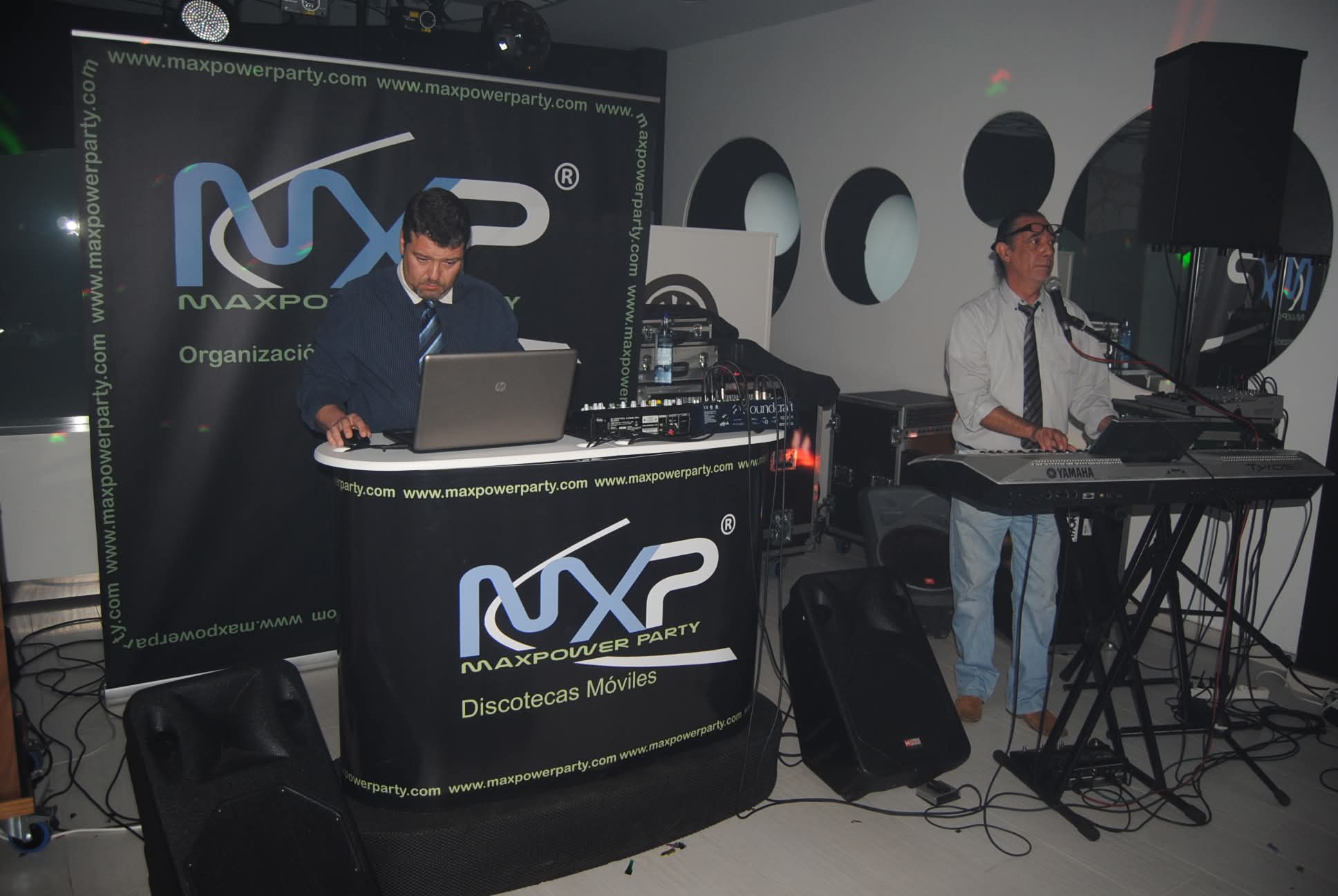Equipo de DJs profesionales
