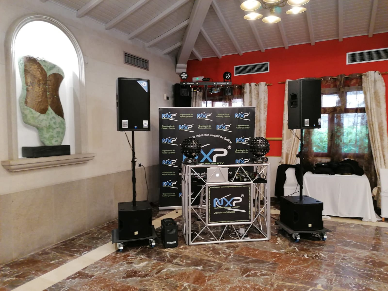 Montaje elegante en sala de eventos